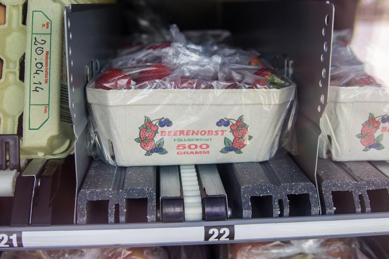 Blick in das Fach 22: Erdbeeren im Fach des Automaten