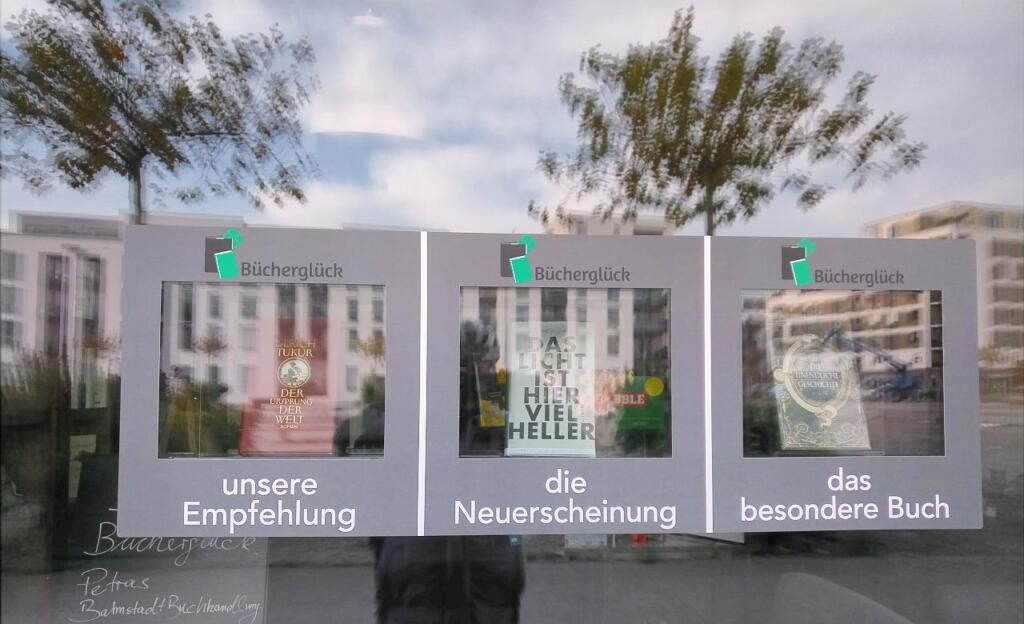 Im Schaufenster werden drei Bücher vorgestellt.