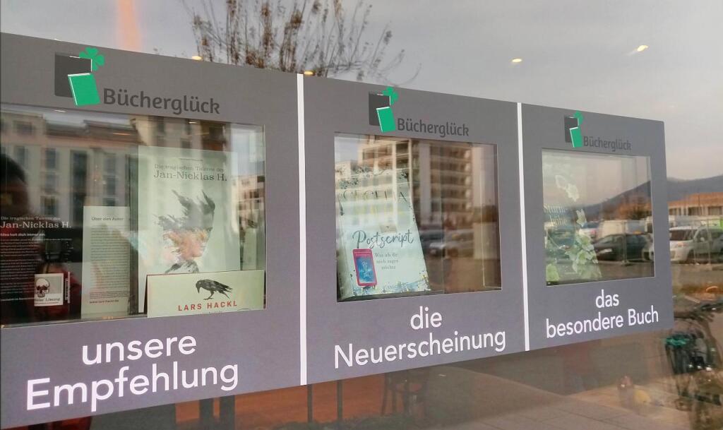 Im Schaufenster werden drei Bücher vorgestellt.