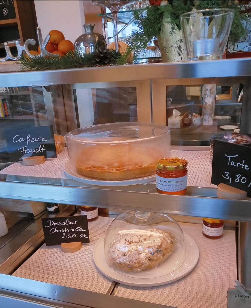 Vitrine mit mehreren Kuchen