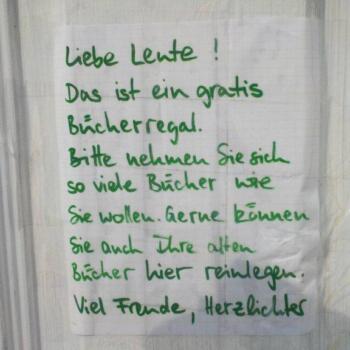 Auf einem Zettel steht eine Einladung dieses Regal zu nutzen