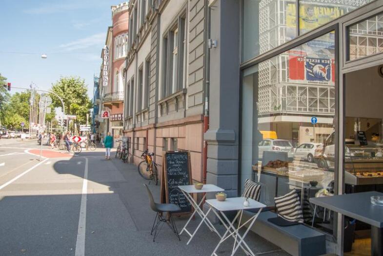 Blick von außen auf das Café und die Umgebung am Bismarckplatz