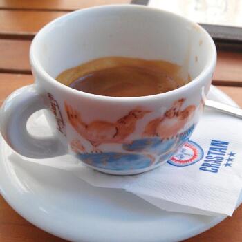 Eine künstlerisch bunt gestaltete Tasse mit einem doppelten Espresso.