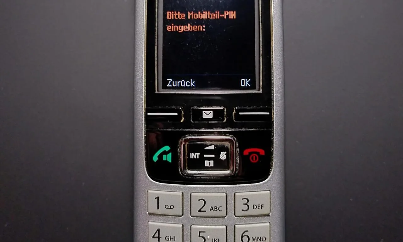 Ein C430 Mobiltelefon, zugeschnitten. Auf dem Bildschirm steht: Bitte Mobilteil-Pin eingeben:
