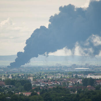 Blick in die Oberrheinische Tiefebene von Heidelberg in Richtung Mannheim. Eine große Rauchwolke zieht in Richtung Norden