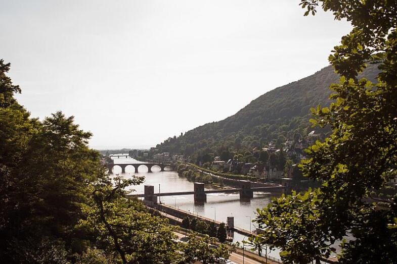 Bild des Neckars und der Brücken auf der anderen Neckarseite der Philosophenweg und die Neckarpromenade