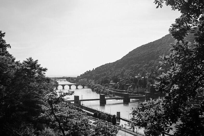 Schwarzweißbild des Neckars und der Brücken auf der anderen Neckarseite der Philosophenweg und die Neckarpromenade