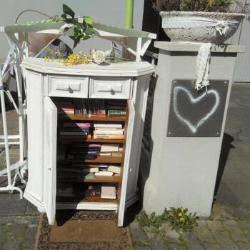 Offener Bücherschrank aus der Nähe