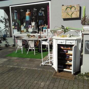Schaufenster des Ladens Herzlichter mit Bücherschrank offen
