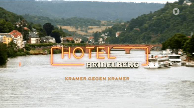 Im Hintergrund die Alte Brücke. Im Vordergrund der Titel des Films.