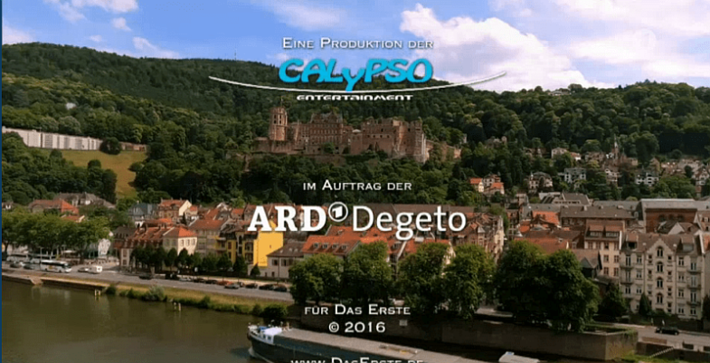 Im Hintergrund Altstadt und Schloss, im Vordergrund Schrifttüge der Produzierenden Firmen.