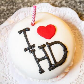 Eine weiße Torte mit einer Kerze und einer schokoladigen Aufschrift "I love HD"
