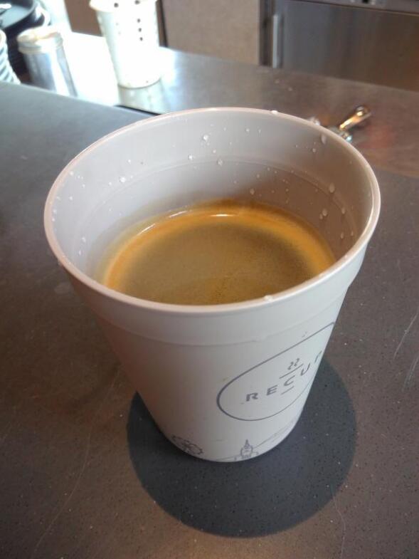 Kleiner Recup-Becher gefüllt mit Kaffee