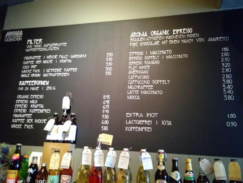 Eine Tafel mit dem Getränleangebot des Aroma Café.