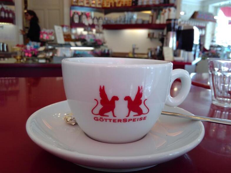 Blick auf eine Tasse mit dem Logo des Cafés.