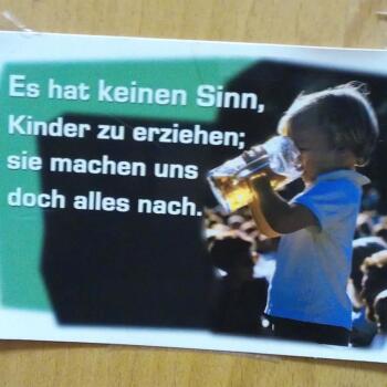 Foto einer Postkarte mit dem Text: Es hat keinen Sinn, Kinder zu erziehen; sie machen uns doch alles nach.