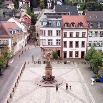 Foto vom Platz Kornmarkt in Heidelberg. Foto vom dritten Stock des Rathauses aus gesehen.