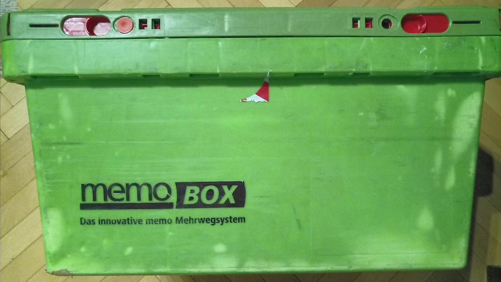 Grüne Plastiktransportbox mit der Aufschrift memo