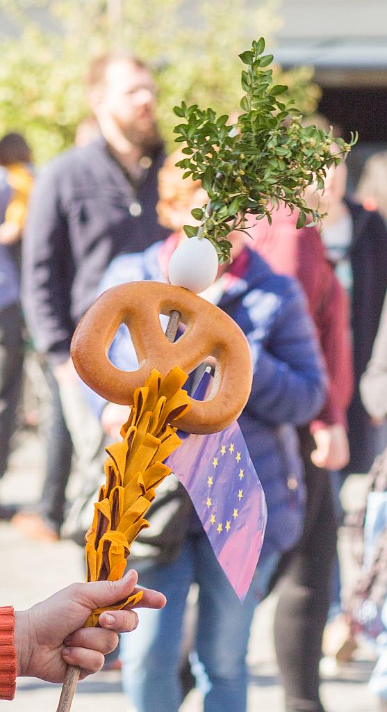 Sommertags-Stecken mit bunter Dekoration, einer Hefe Brezel, Ei und Buchsbaum.