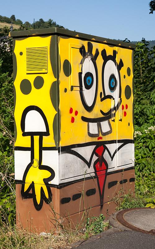 Ein Stromkasten ist mit einer Comicfigur "Spongebob" besprüght.
