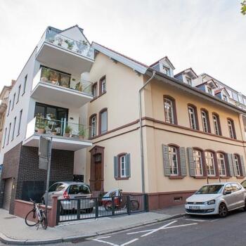 Blick auf das Gebäude "bei Maria" in der Bergstraße im Weitwinkel