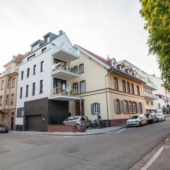 Blick auf den Straßenzug und das Gebäude "bei Maria" in der Bergstraße im Weitwinkel
