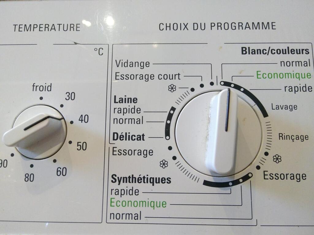 Bedienungsfeld der Waschmaschine in französischer Sprache