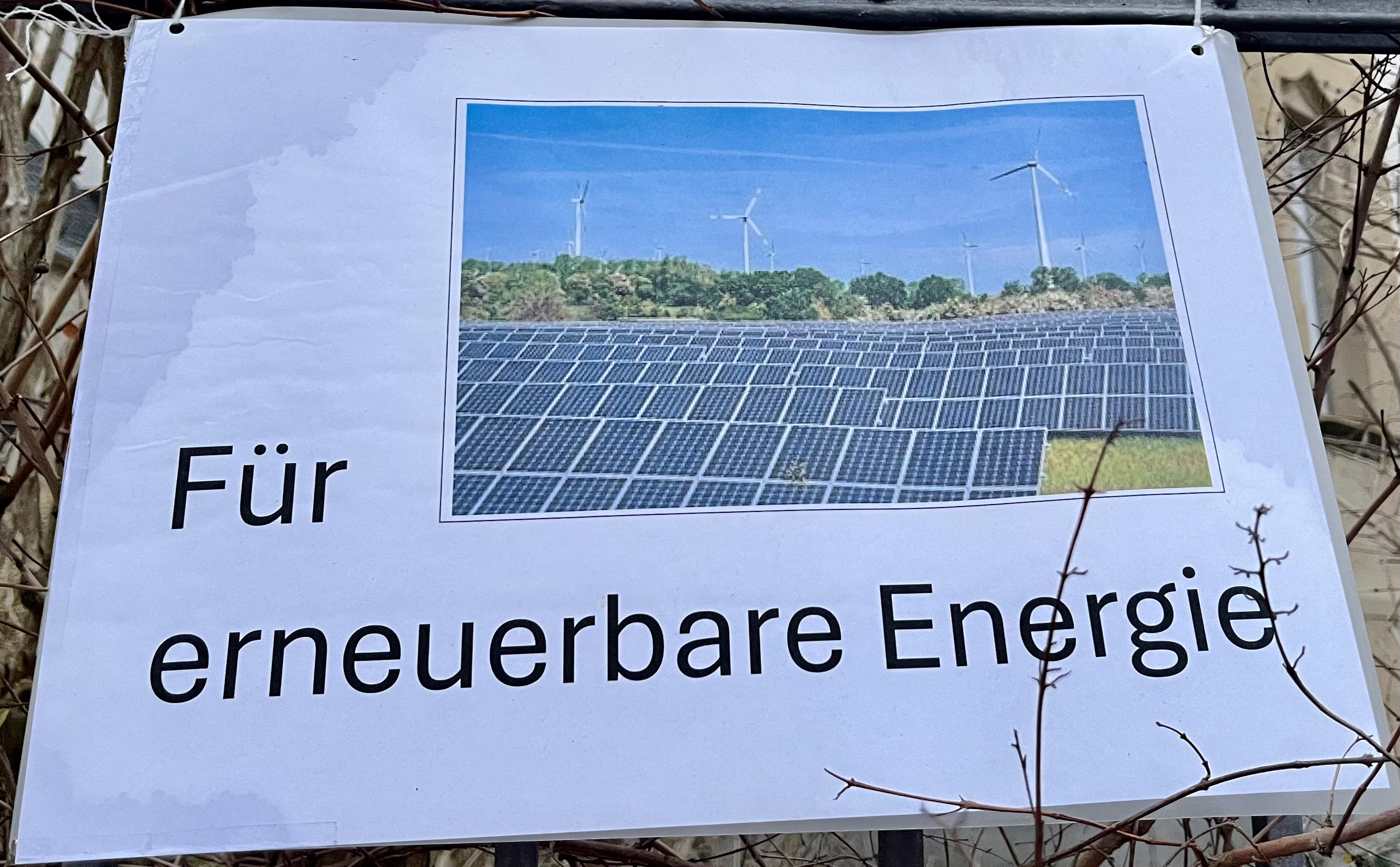 Plakat mit der Aufschrift "Für erneuerbare Endergie", ein Schmuckbild verdeutlicht diesen Text und zeigt Solarpaneele..