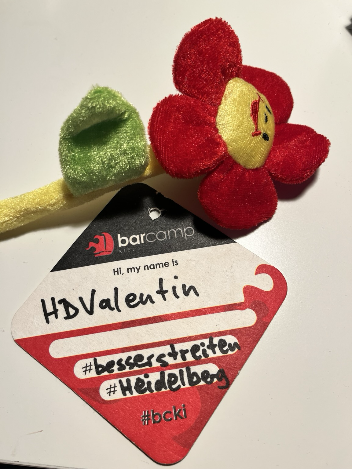 Ein Bierdeckel als Namensschild. Aufschrift: Barcamp hi, my name is HDValentin, #heidelberg #besserstreiten