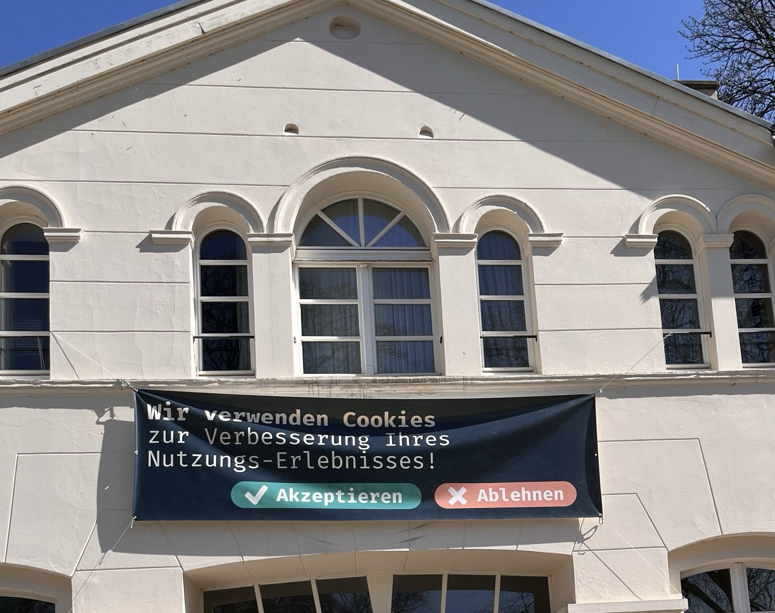 Plakat mit der Aufschrift: Wir verwenden Cookies zur Verbesserung ihres Nutzungs-Erlebnisses! Darunter zwei Schaltflächen mit Akzeptieren und Ablehnen. 