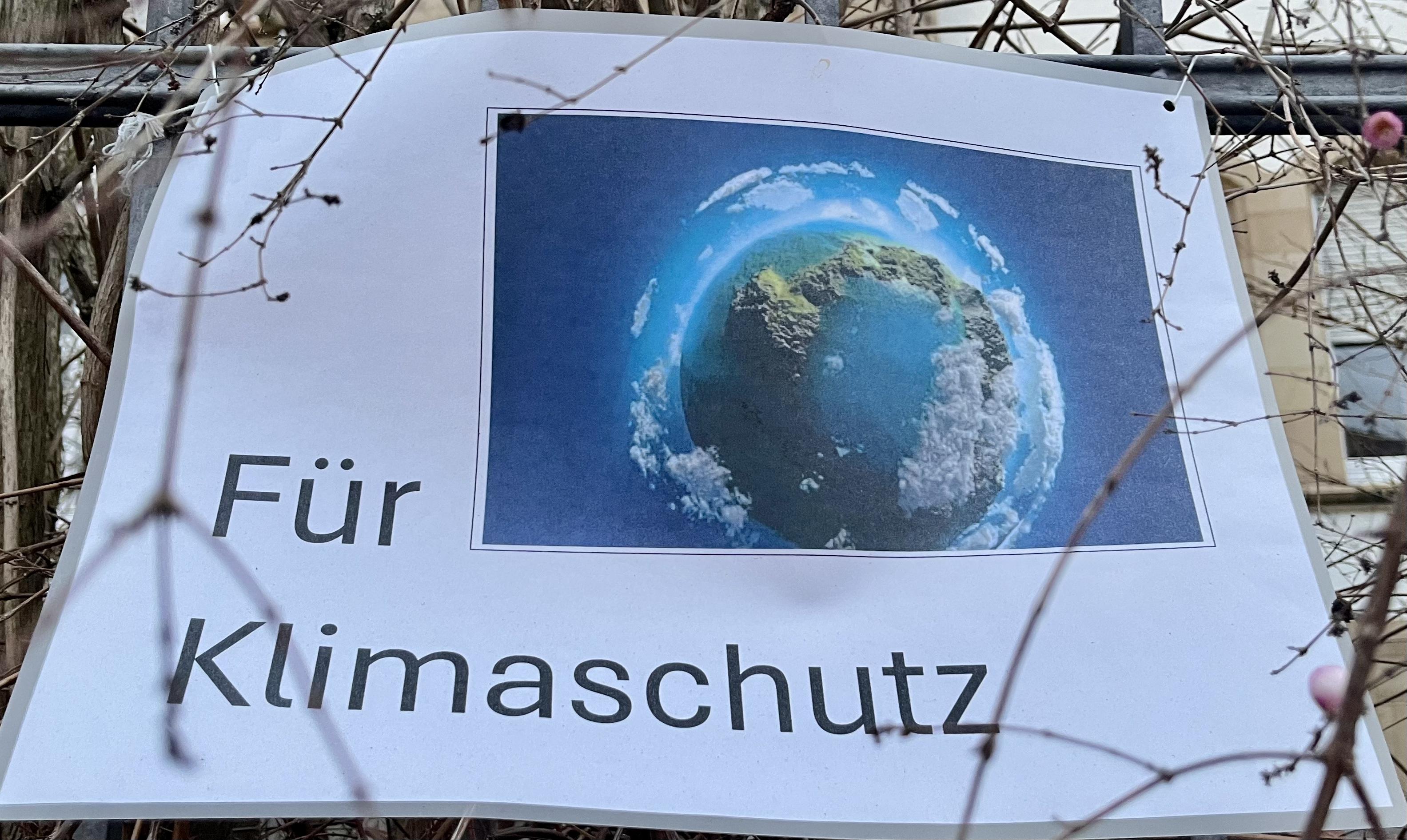 Plakat mit der Aufschrift "Für Klimaschutz", ein Schmuckbild unserer Erde verdeutlicht diesen Text.