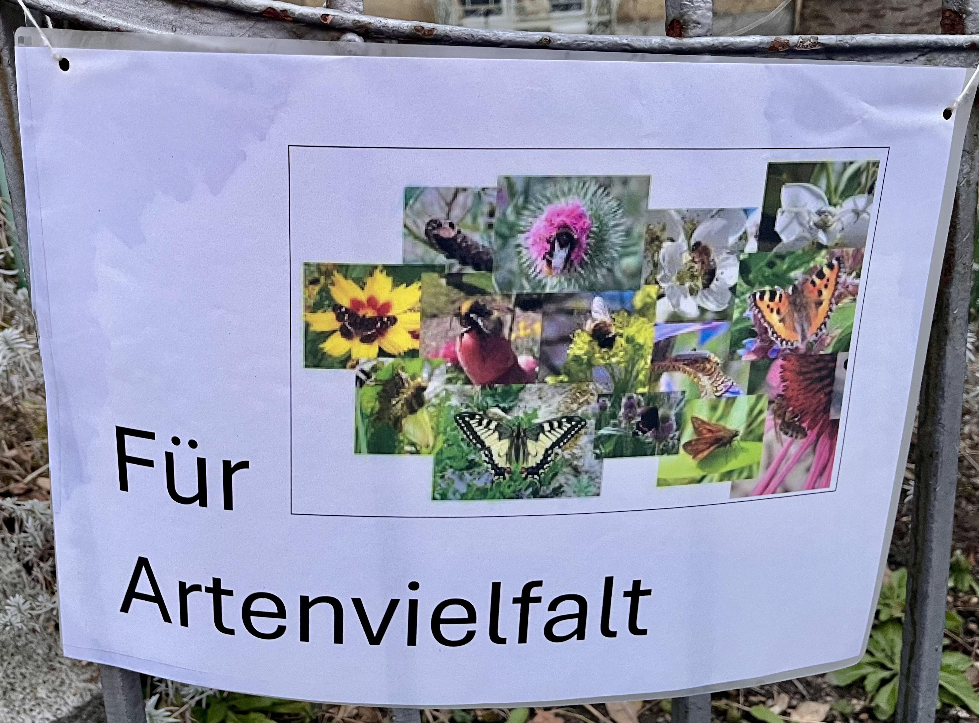 Plakat mit der Aufschrift "Für Artenvielfalt", ein Schmuckbild verdeutlicht diesen Text.