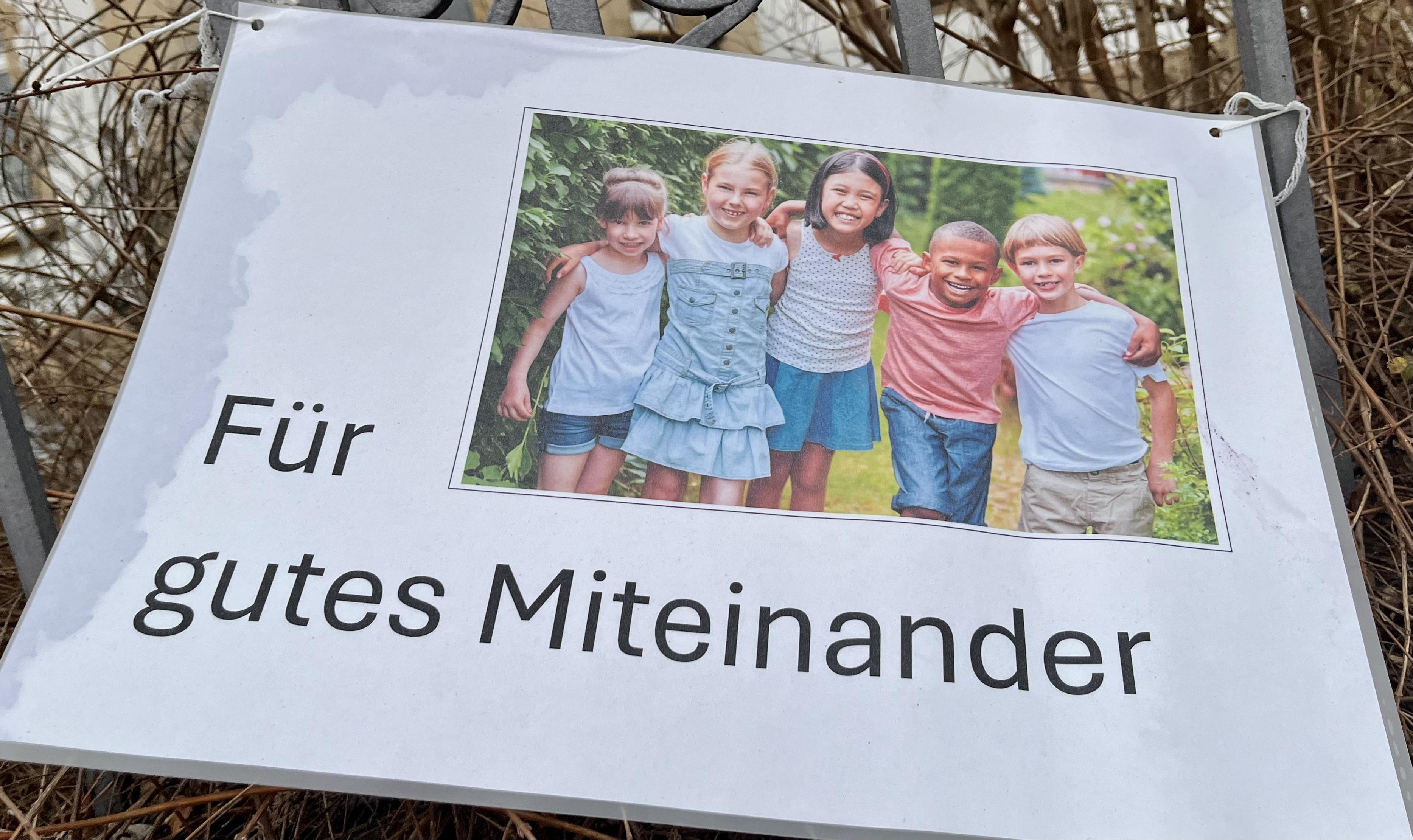 Plakat mit der Aufschrift "Für gutes Miteinander", ein Schmuckbild verdeutlicht diesen Text.