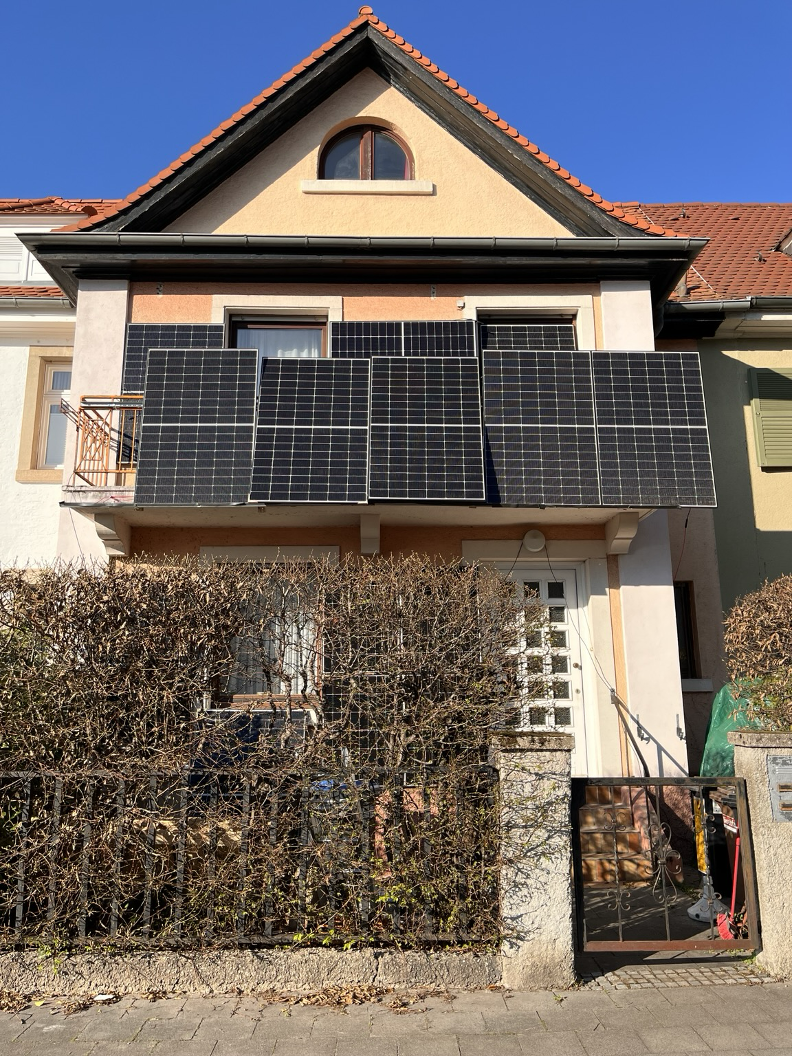 An einem Einfamilienhaus sind mindestens 12 Solarmodule angebracht 