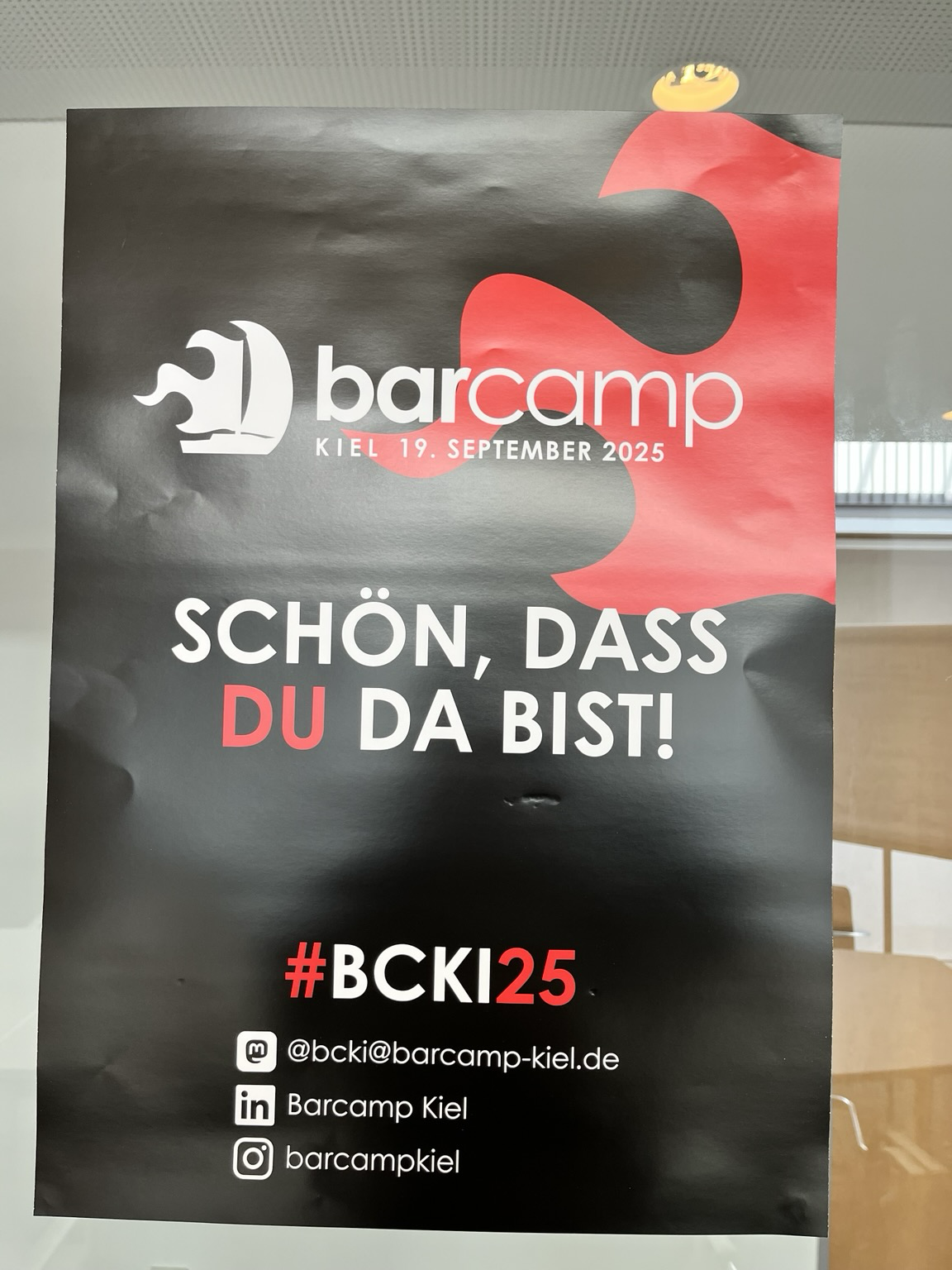 Plakat vom Barcamp Kiel. Text: Schön, dass Du da bist!