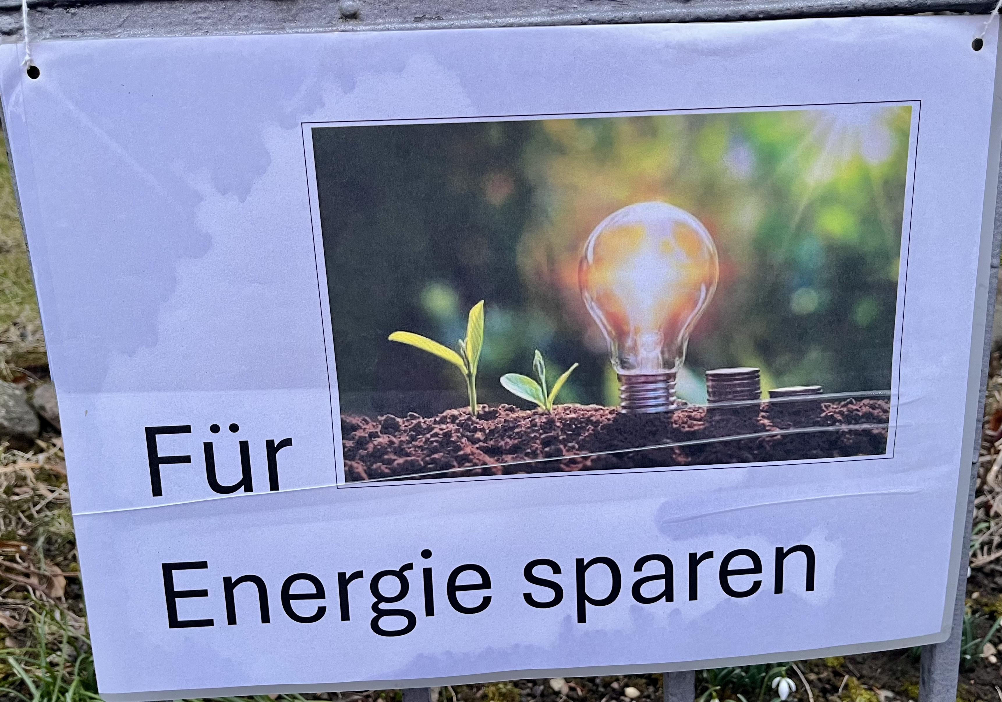 Plakat mit der Aufschrift "Für Energie sparen", ein Schmuckbild verdeutlicht diesen Text.