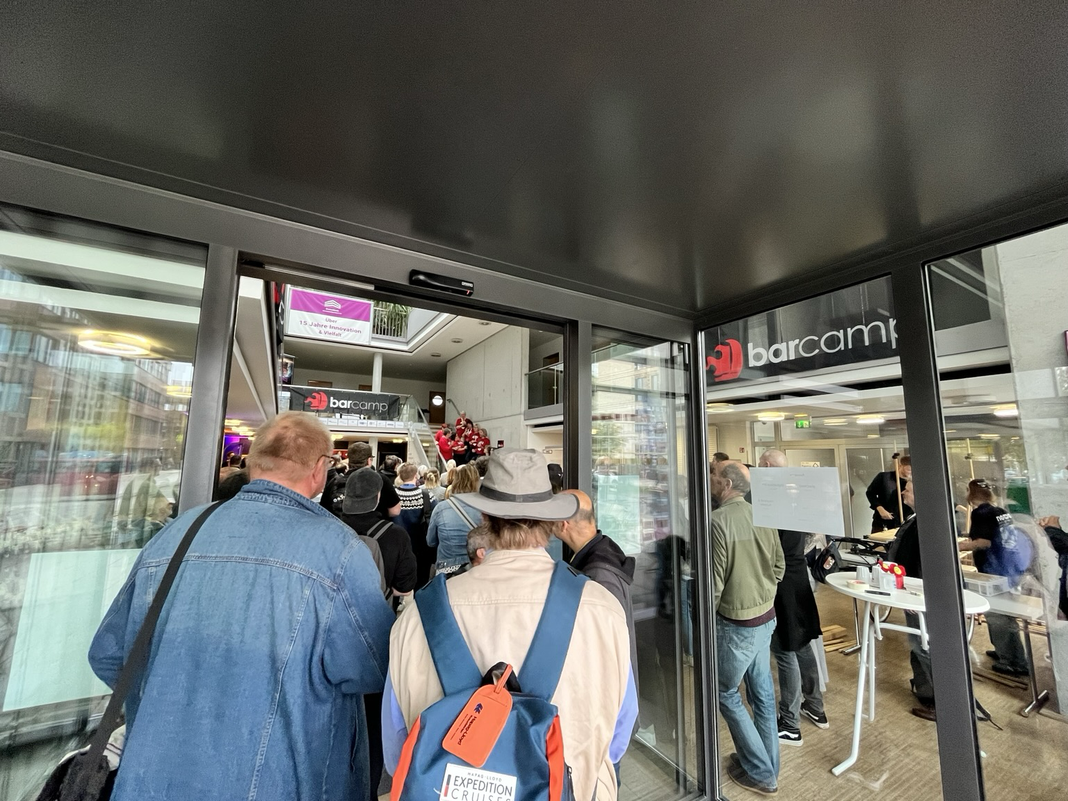 Viele Menschen im Vorraum des Gebäudes 